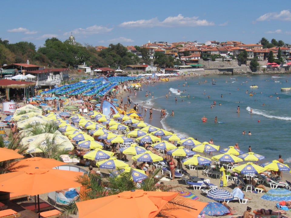 Von Promenade vorm Hotel zum Strand und zur Altstadt Hotel Selena Star