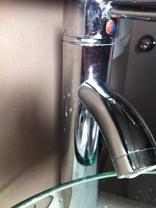 Verschieden farbige Zahnpasta Reste der Vorgänger Leonardo Boutique Hotel Munich