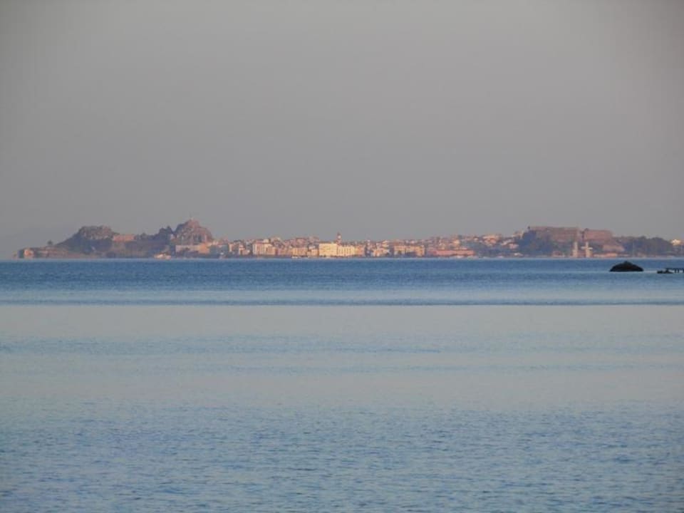 Blick auf Korfu Stadt Zoom 20fach Hotel Ipsos Beach