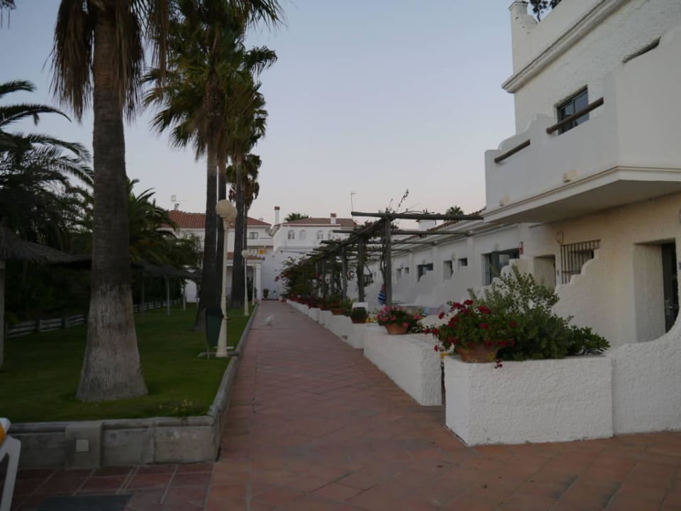 Zimmerreihe hinter dem Pool Hotel Playa de la Luz