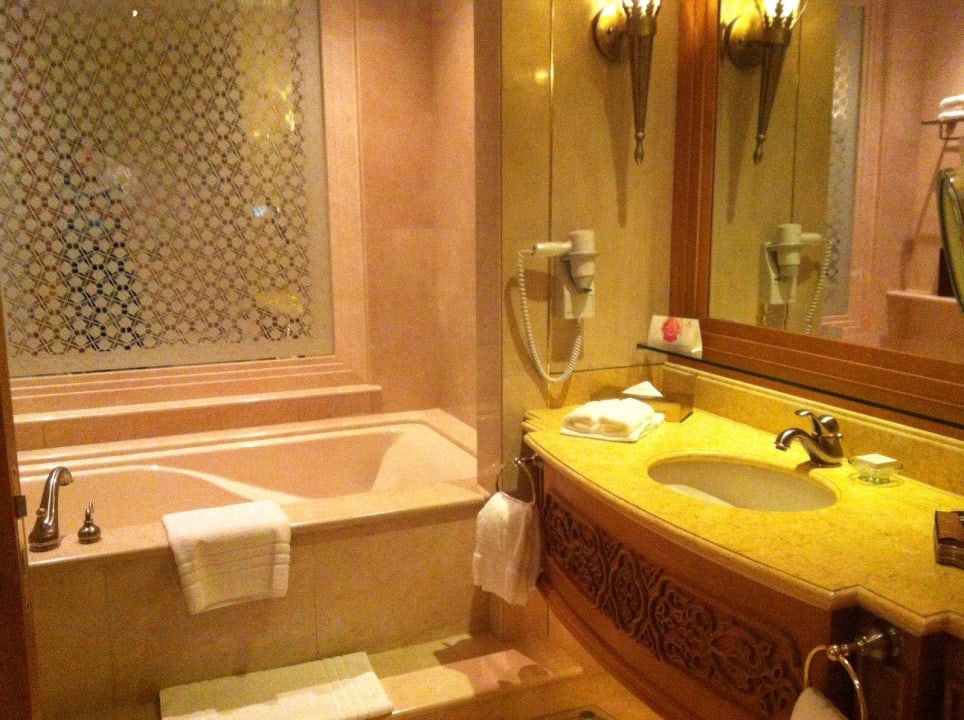 Badewanne und Waschtisch Emirates Palace Mandarin Oriental