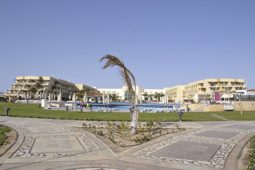 Blick vom Strand Richtung Hotel Mövenpick Waterpark Resort & Spa Soma Bay