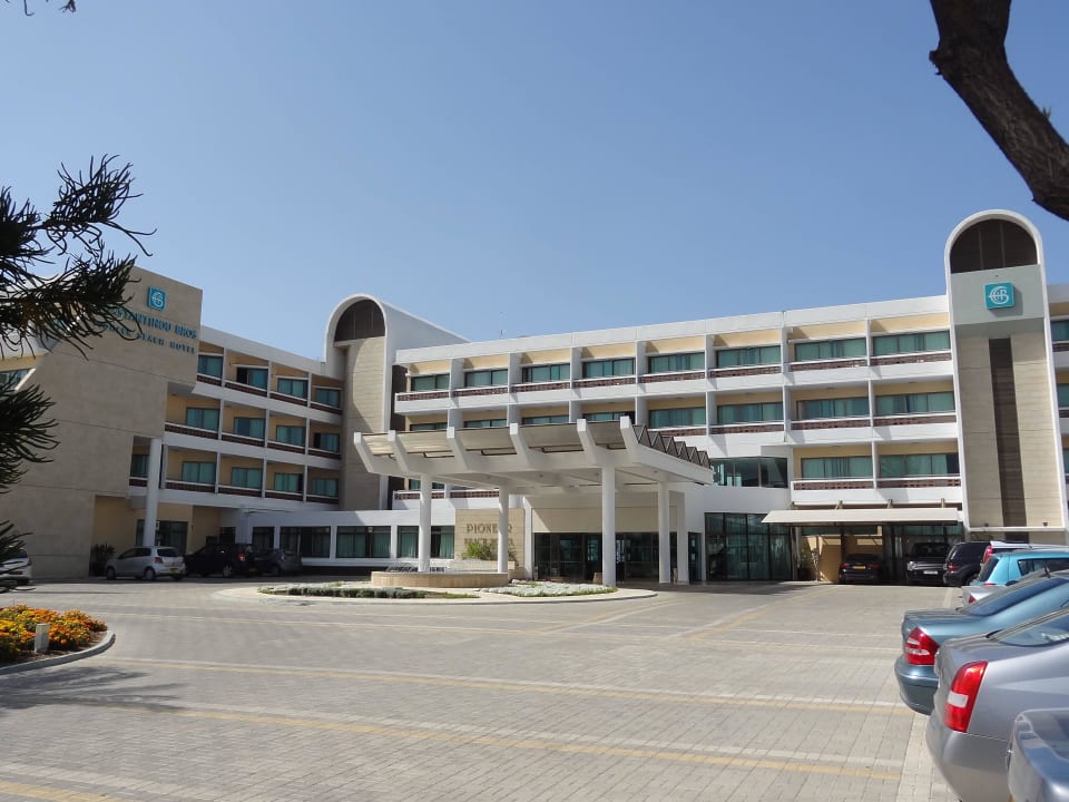Die Hotelfront mit Parkplätzen TUI BLUE Pioneer Beach