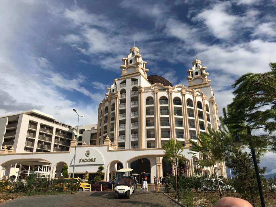 Außenansicht mit Shuttle J'adore Deluxe Hotel & Spa