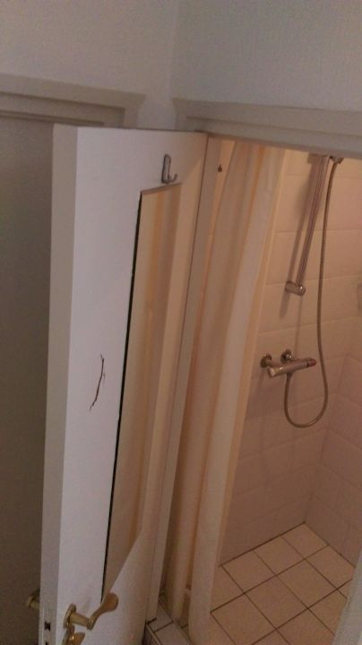 Basic Room -Shared Facilities -Dusche ist sehr eng Hotel Mimosa Scheveningen