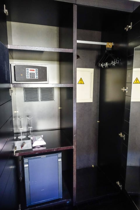 Schrank mit Minibar und Safe Hotel Hospes Palau de Mar