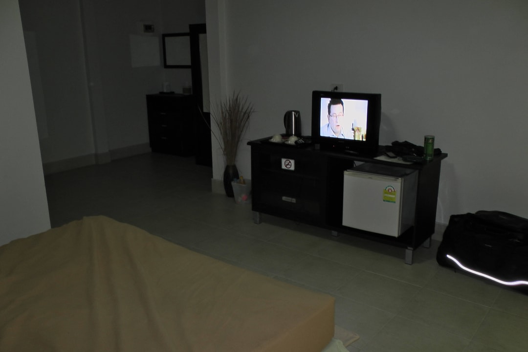 Fernseher + Kühlschrank Hotel Tanamas House