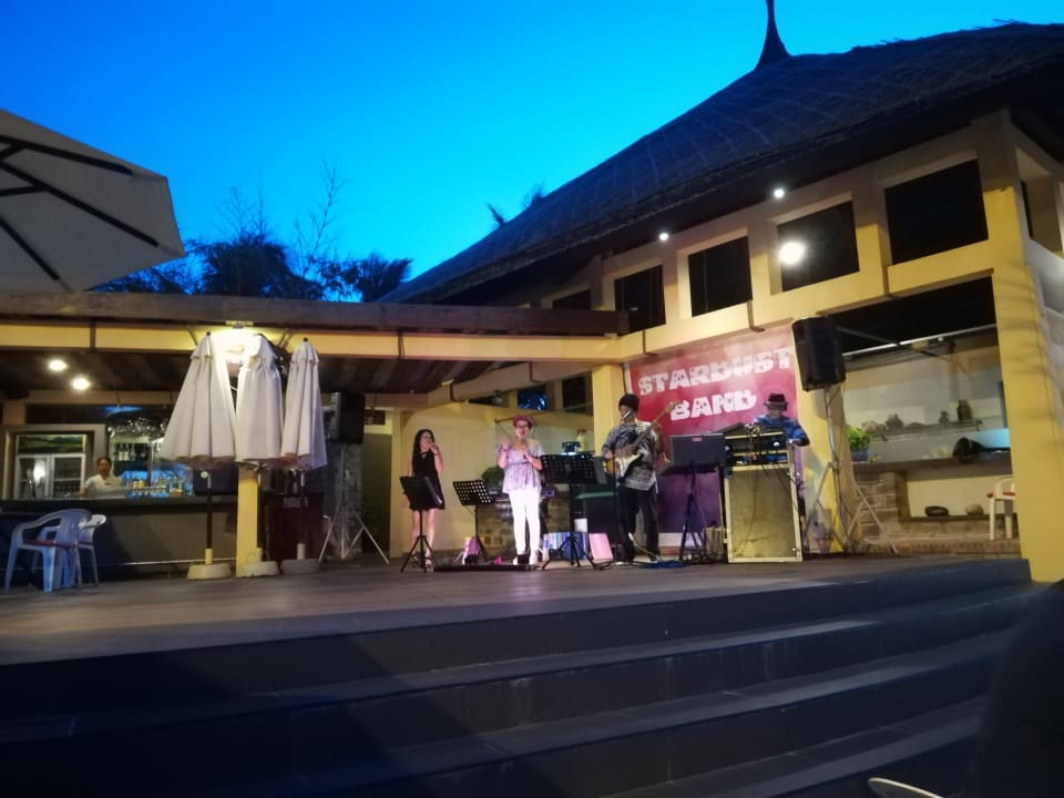 Beim BBQ Lifemusik mit der Stardust Band Pandanus Resort