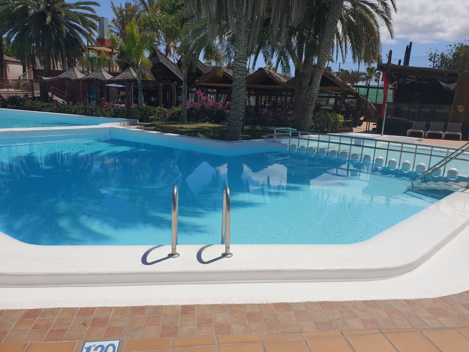 Pool HL Miraflor Suites Hotel