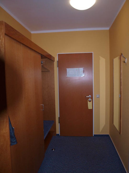 Schrank und Gang Centro Park Hotel Berlin-Neukölln