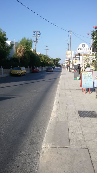 Před hotelem Hotel Eva Bay