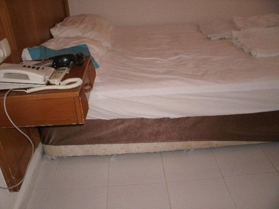 Unser Doppelbett (ca 120cmx200) in der Ecke Sunrise Beach Side