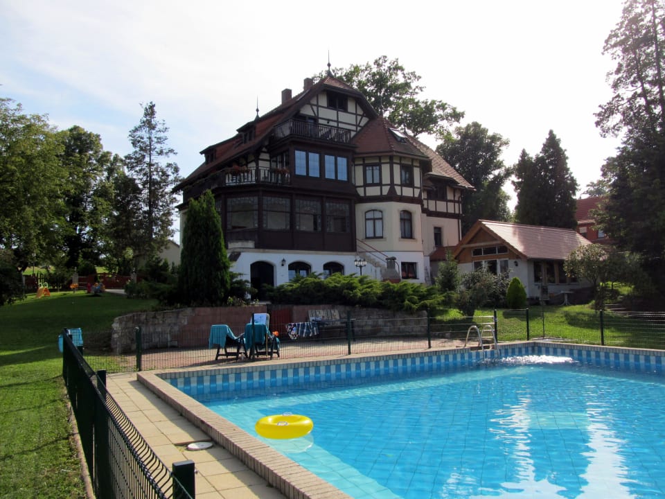 Hausansicht - Rückseite mit Garten & Pool Hotel Ausspann