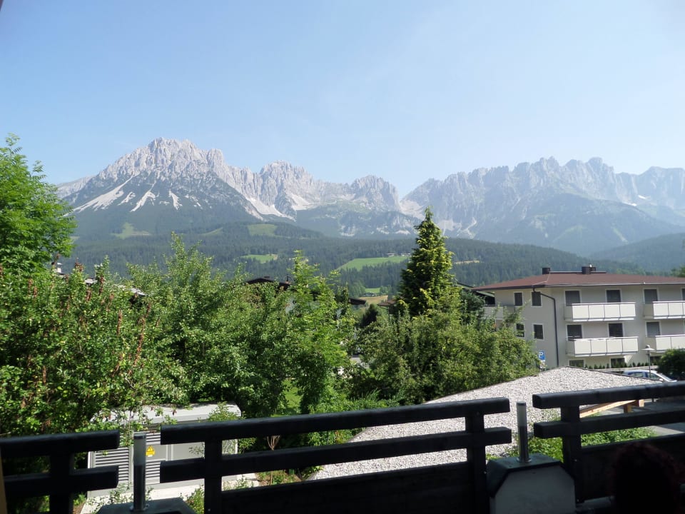 Blick auf den Wilden Kaiser vom Poolbereich Hotel Hochfilzer