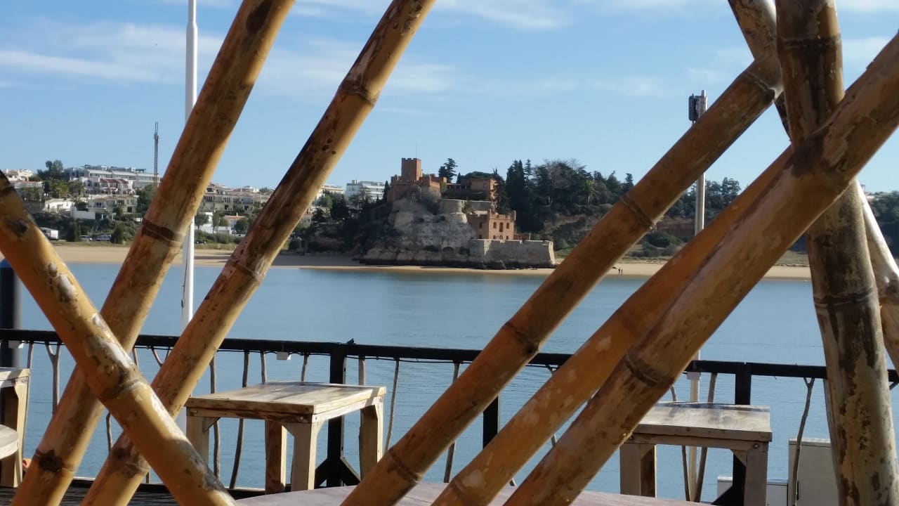 Blick vom Restaurant auf die Festung in Ferragudo NH Marina Portimão Resort