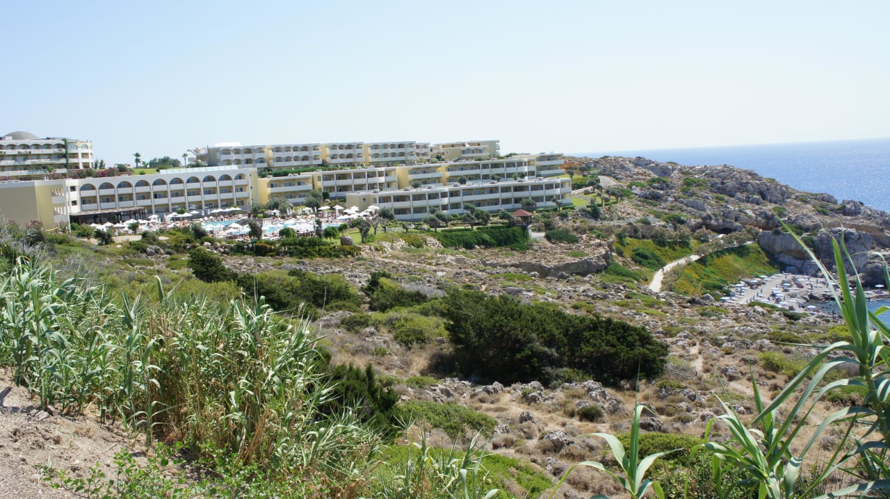 Blick auf das Hotel auf dem Weg zur Therme Hotel Kalithea Mare Palace