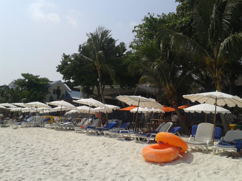 Liegen und Schirme  Sai Kaew Beach Resort