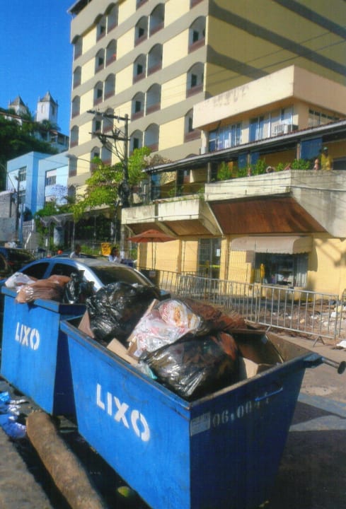 Müll vor dem Hotel bei Tag Grande Hotel da Barra