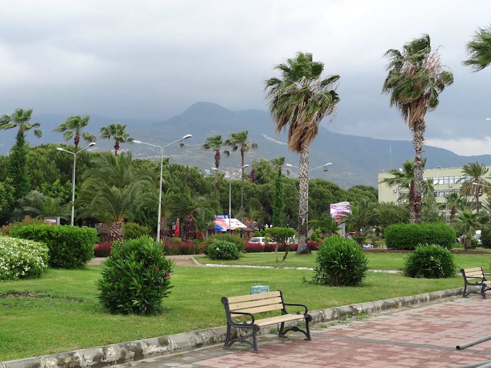 The boulevard Hotel Kleopatra Alis