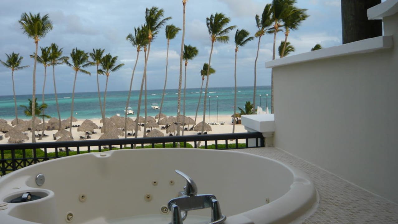 Whirlpool auf dem Balkon der Master Suite Dreams Royal Beach Punta Cana