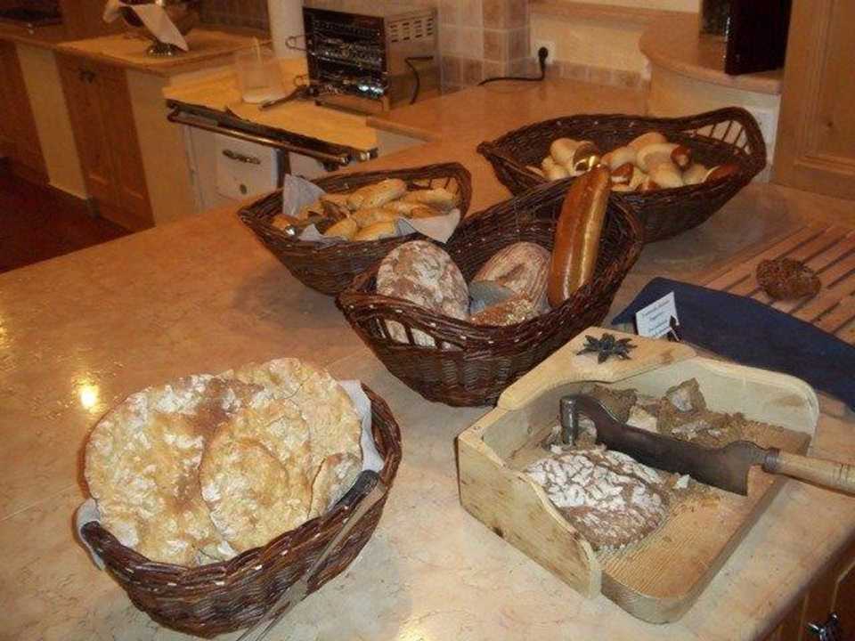 Vitales Mittagsbüffet - diverse Brotsorten Alphotel Tyrol