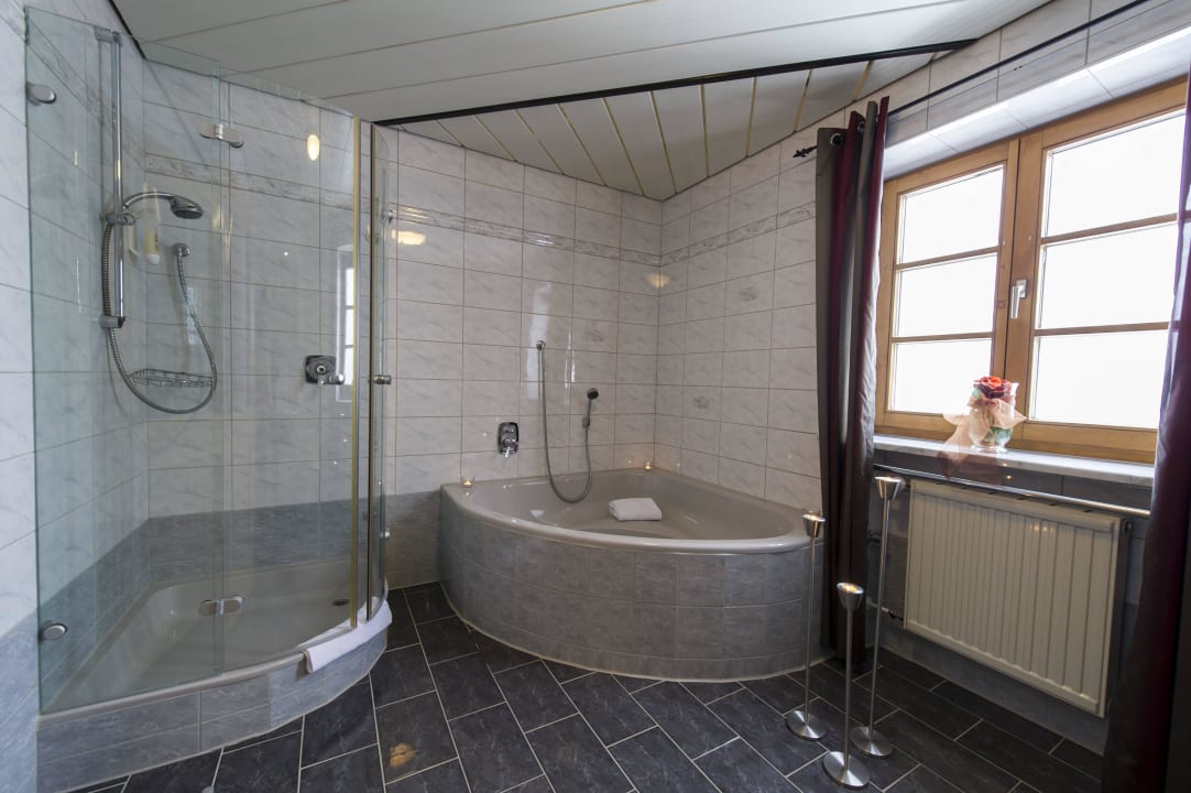 Das Bad mit Badewanne der Zimmerkategorie Auerberg Panoramagasthof Auf Dem Auerberg
