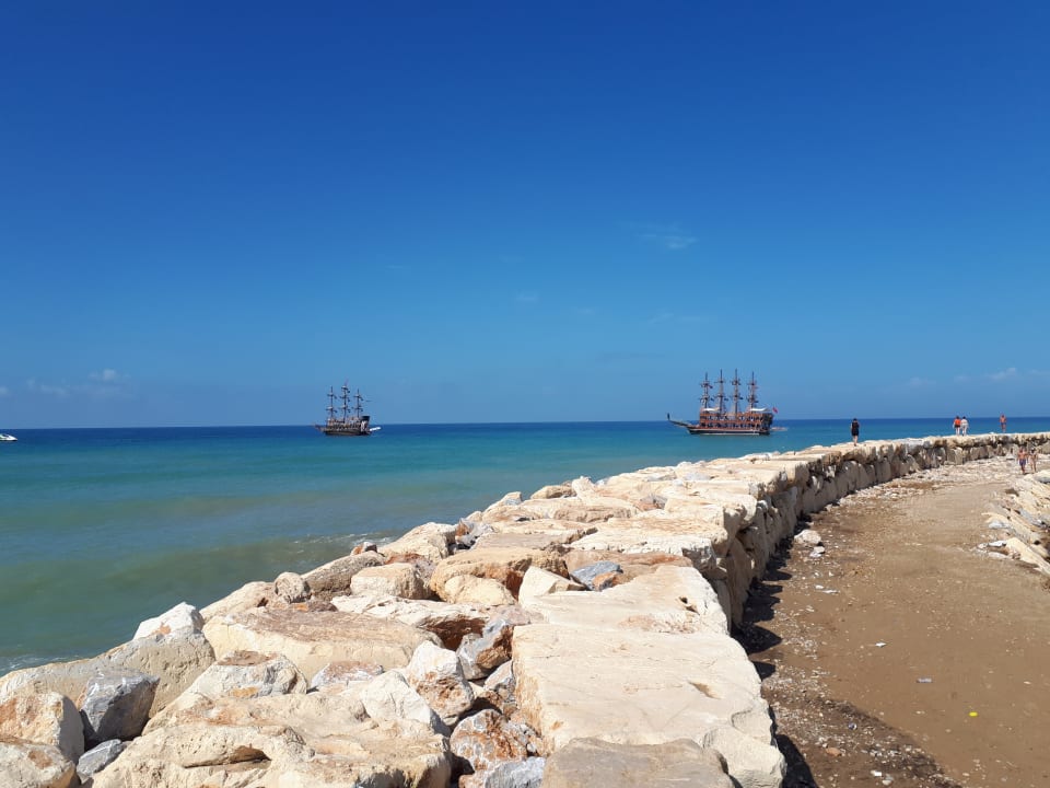 Rechts am Strand weiterlaufen.....oder die Promenade runter Palm World Side Resort & Spa