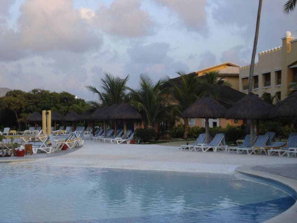 Hauptpool am frühen Morgen Iberostar Waves Bahia