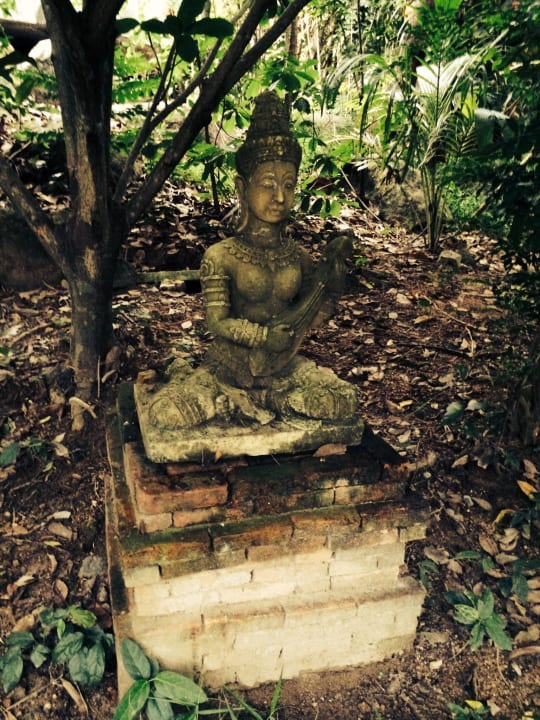 Eine der vielen Statuen Santhiya Koh Phangan Resort & Spa