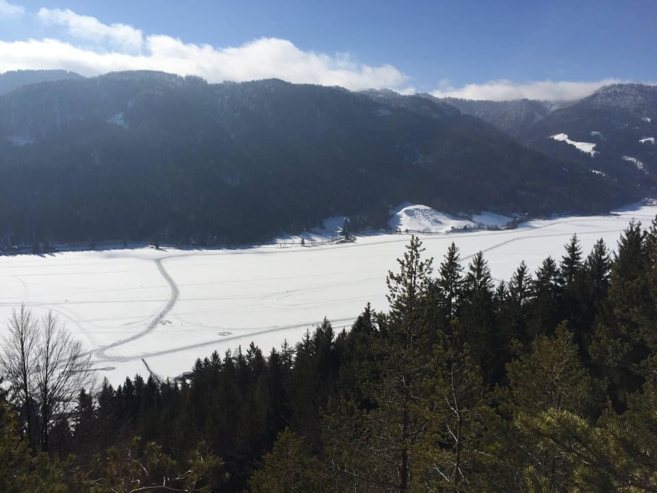 Der zugefrorene See  Hotel Das Leonhard - Naturparkhotel am Weissensee