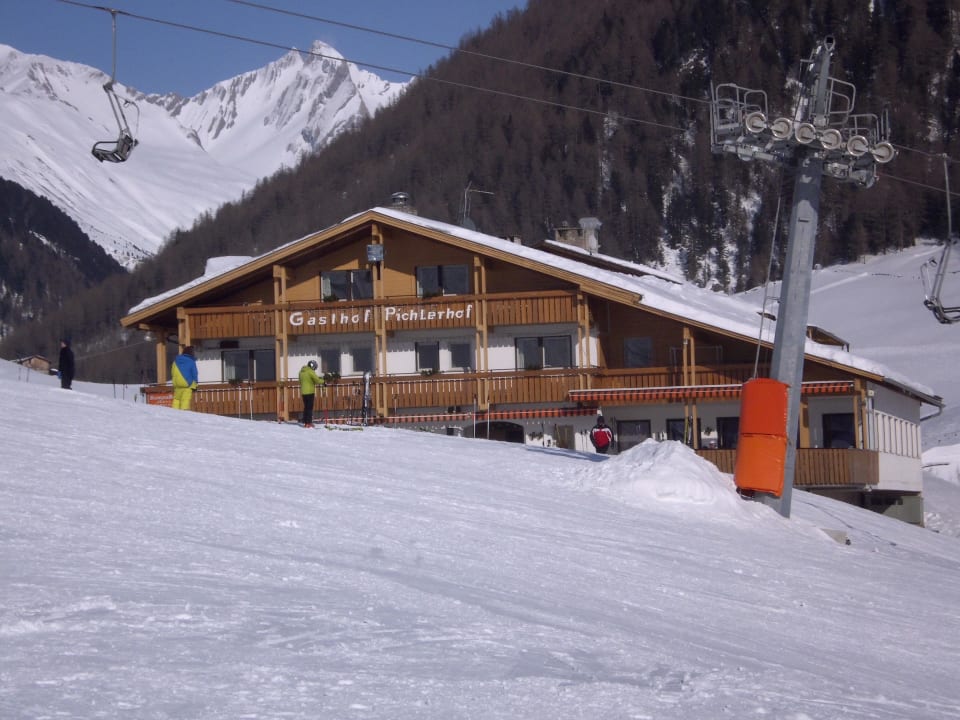 Blick über die Piste aufs Hotel Gasthof Pichlerhof