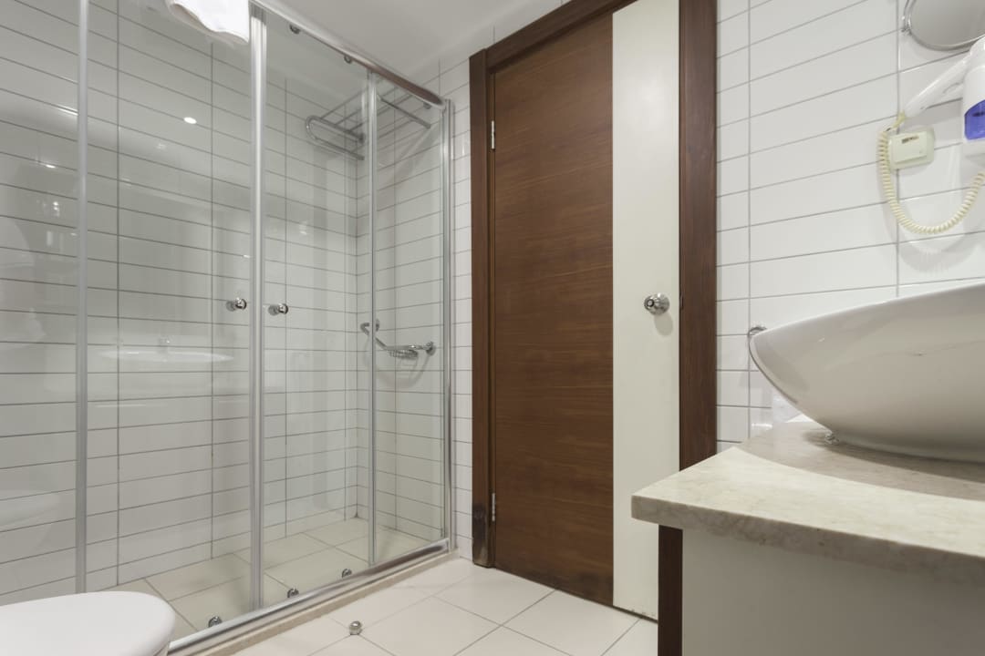 Bad mit ebenerdiger Dusche Seher Resort & Spa