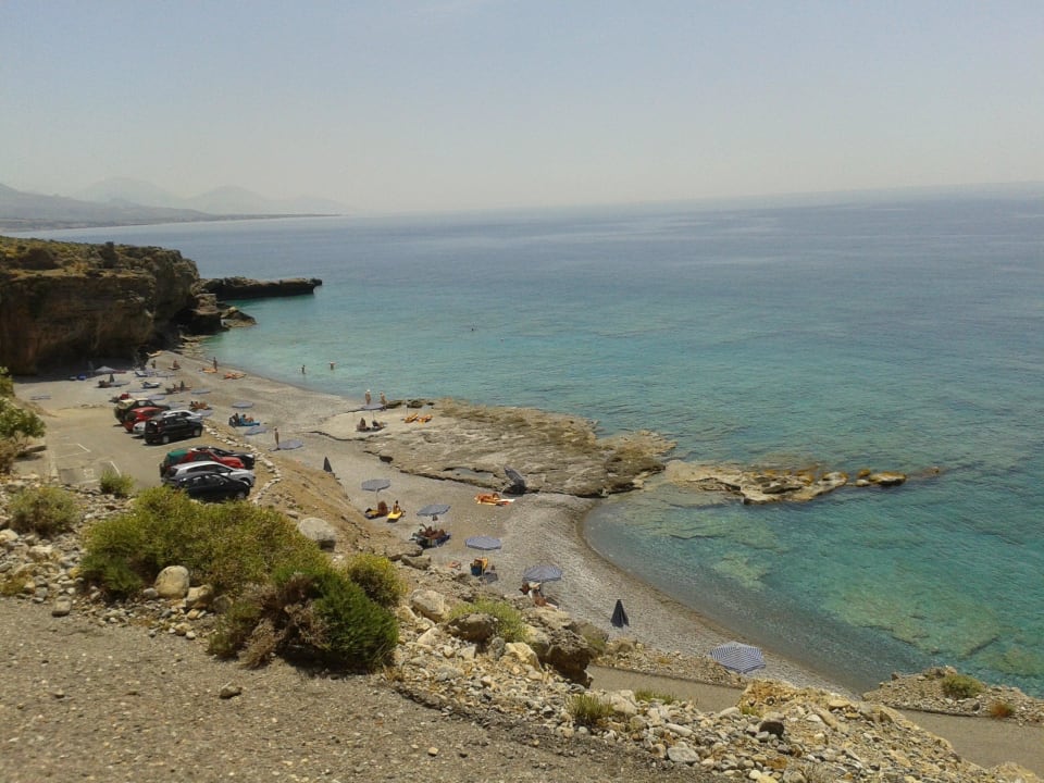 Der felsige Hotelstrand Vritomartis Naturist Resort