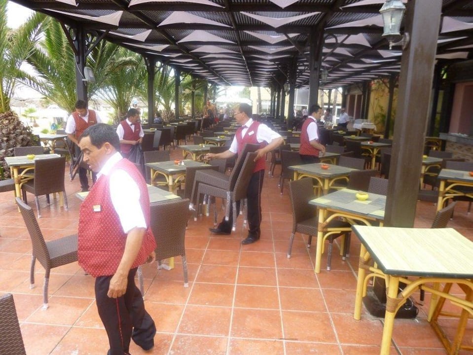 Neue Bestuhlung für das Srandrestaurant Hotel Paradis Palace
