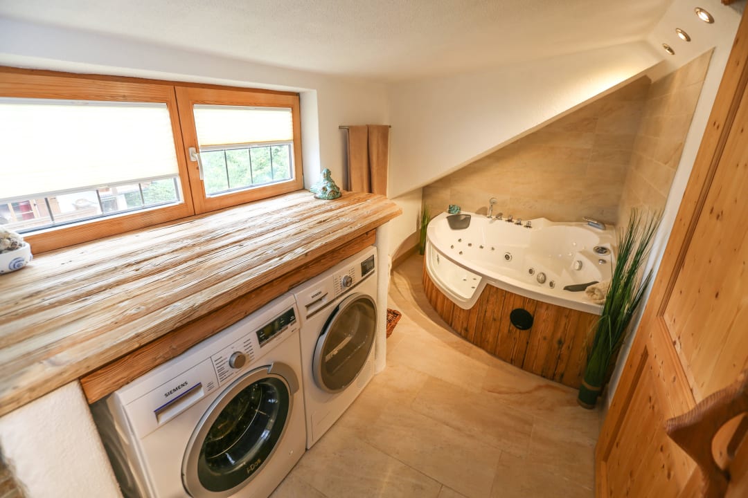 Badezimmer mit Waschmaschine und Trockner Ferienwohnung Magdalena