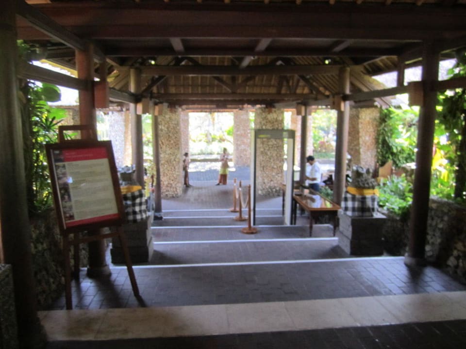 Haupteingangsbereich mit Sicherheitsschleuse Hyatt Regency Bali