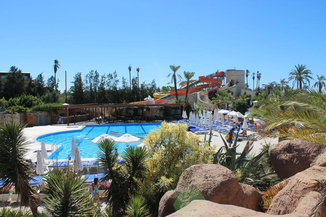 Hotelpool mit Extra Rutschenpool Blue Waters Club