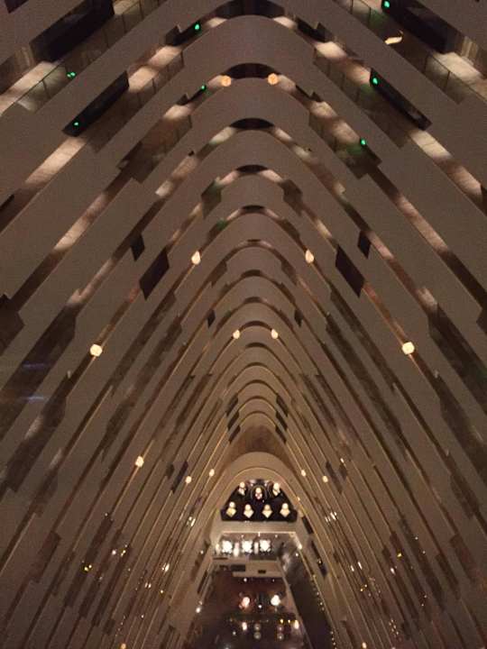 Blick von oben durch den offenen Innenbereich Hyatt Regency Hotel Suzhou