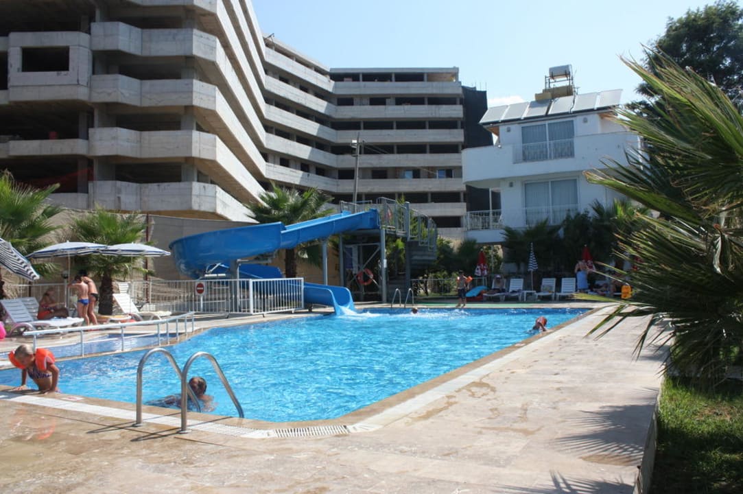 Kleiner Pool mit Nachbarhotel im Bau Incekum Su Hotel