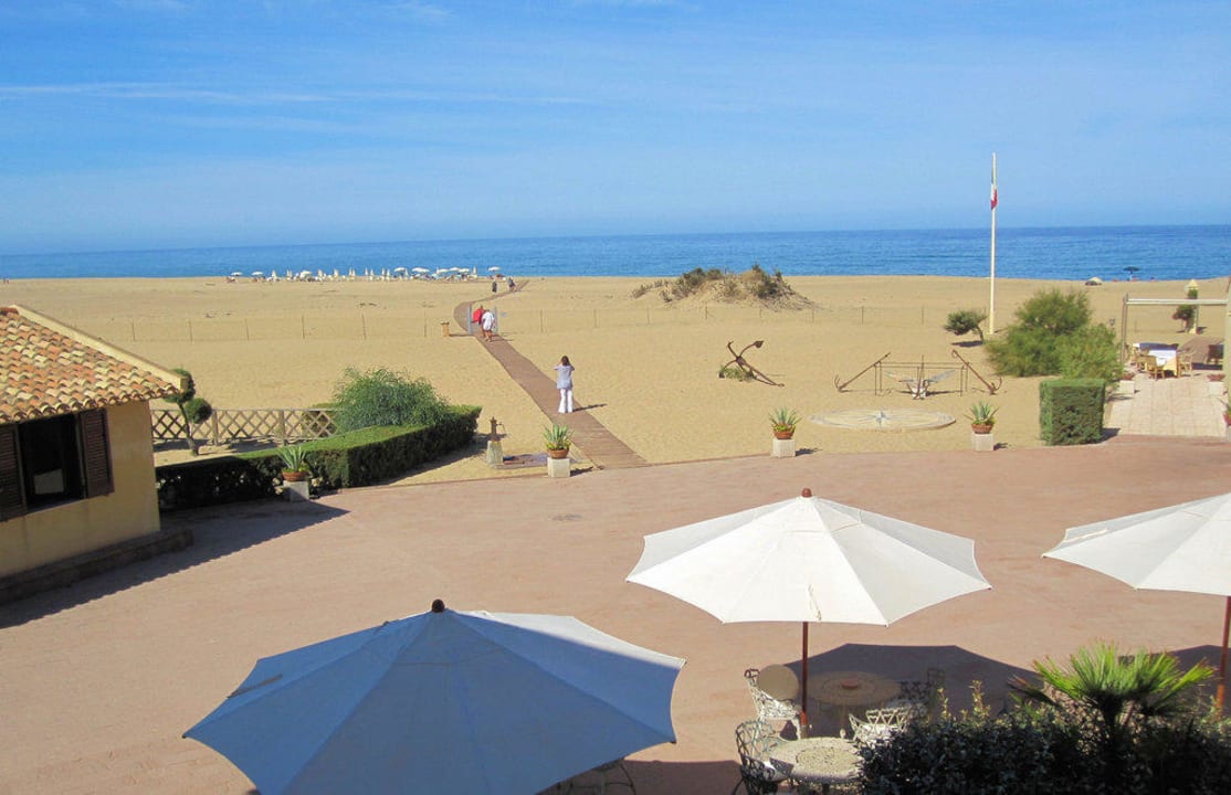 Hotelterrasse und Strand Hotel Le Dune Piscinas