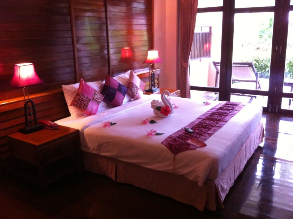 Liebevolle Dekoration im Zimmer The Andamania Beach Resort & Spa