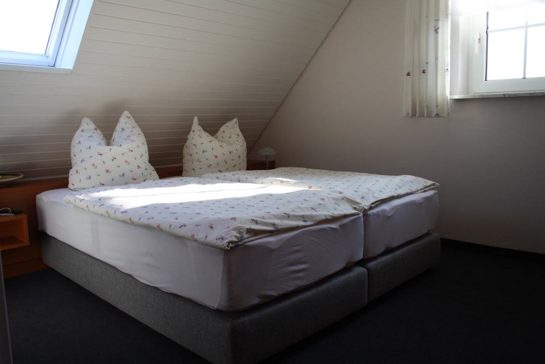 Zimmer 5, Boxspringbett 1,80m x 2,00m Pension Engelmann