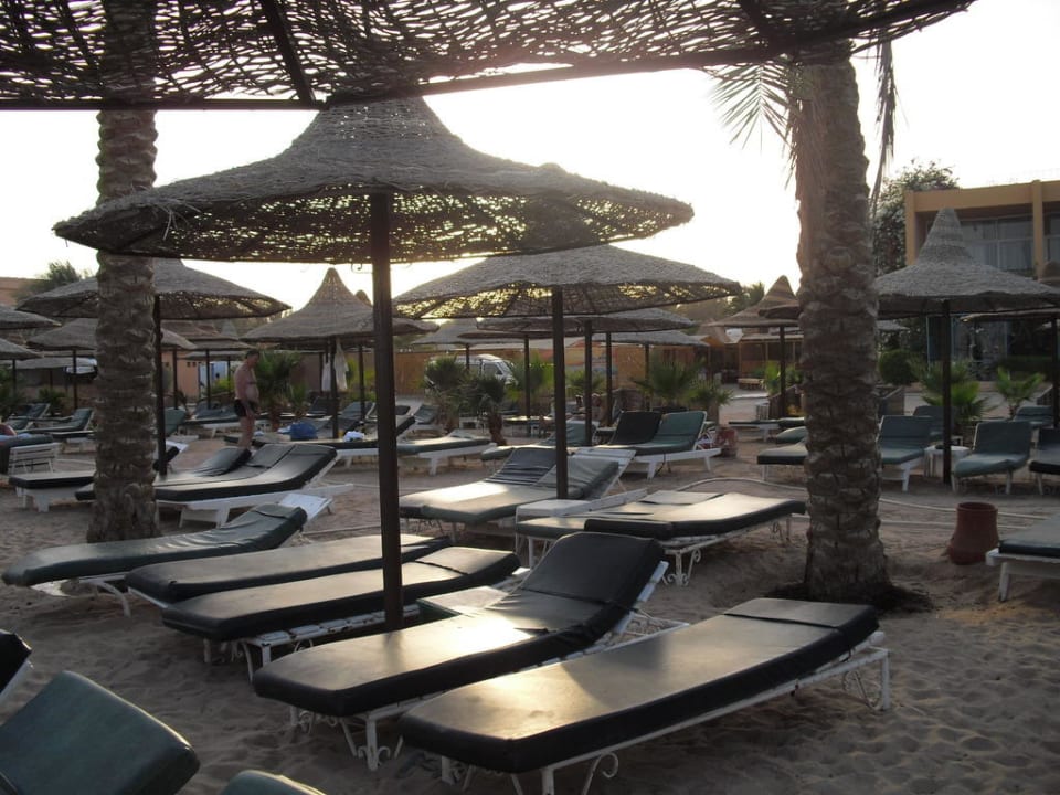 Leere Liegen am Abend Giftun Azur Resort