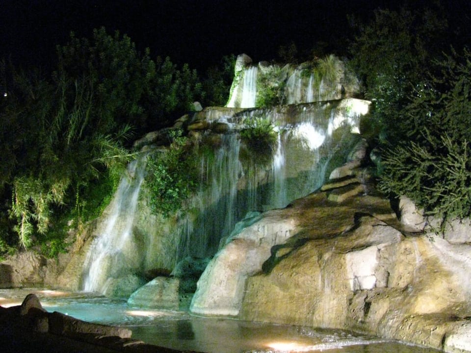 Совсем рядом с отелем, если спуститься от остановк Hotel Özkaymak Falez