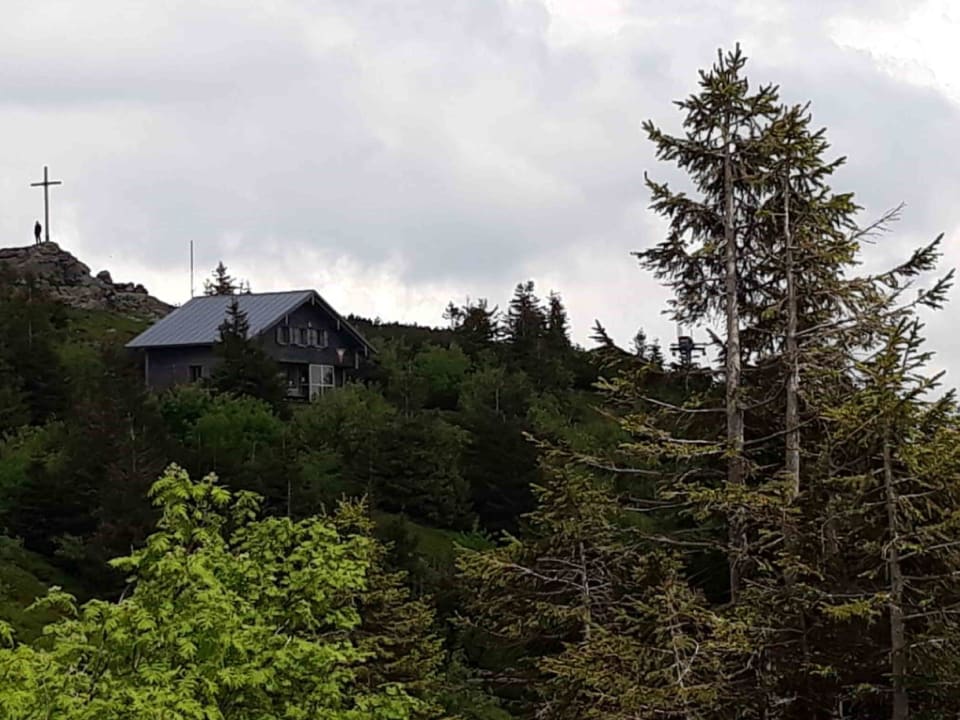 Blick auf die Hütte mit Gipfelkreuz Zwieseler Hütte