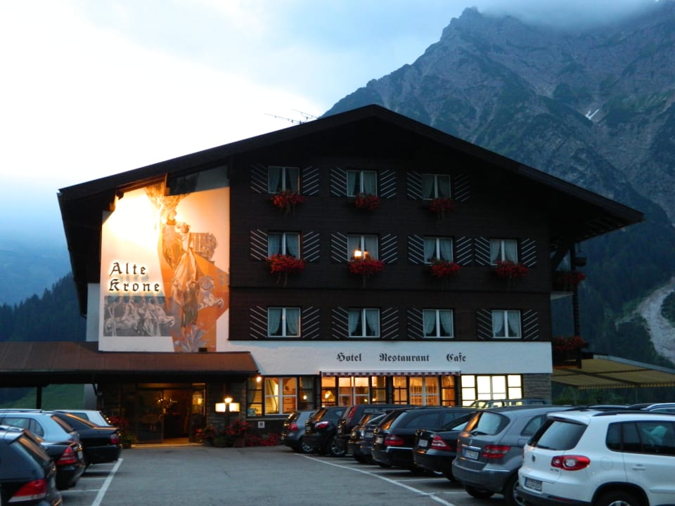 Hotelansicht Haupteingang bei Nacht Hotel Alte Krone