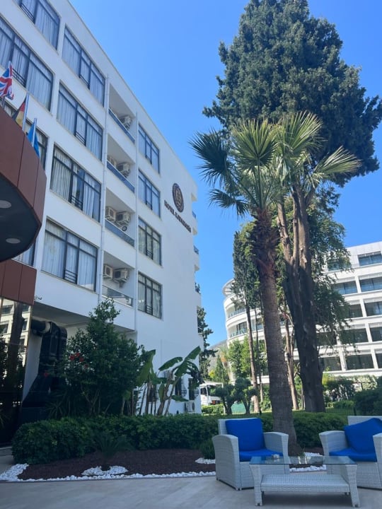 Außenansicht Kayamaris Hotel