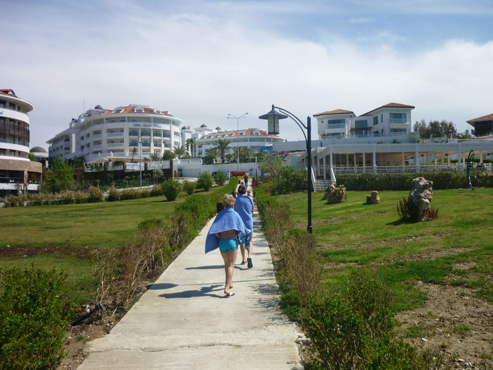 Weg vom Strand zum Hotel Alba Queen Hotel