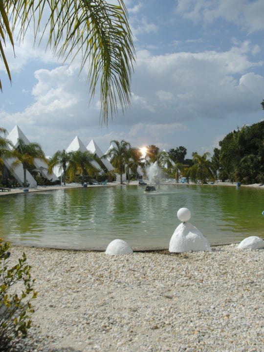 Die Sonne zaubert eine goldene Spizte Pyramids in Florida