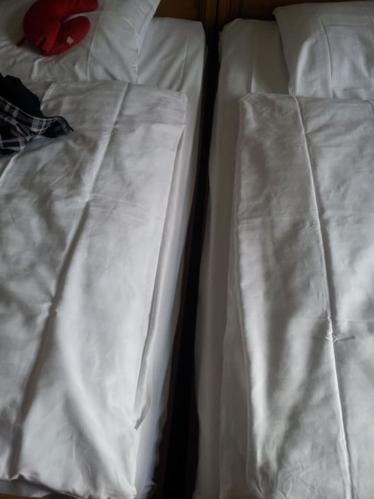 Leider zwei Betten zusammen geschoben... Rhein-Hotel St.Martin